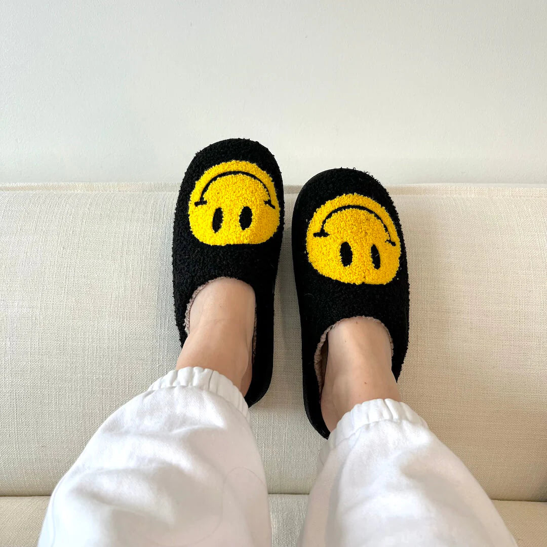 Pantuflas Carita Feliz - ¡Compra 1 Par y Llévate el 2do Par Gratis! + 1 par de Calcetines Gratis