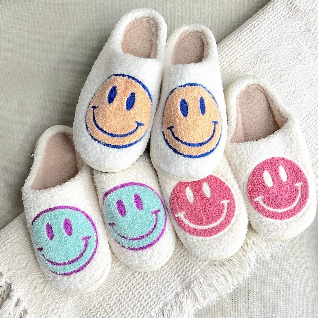 Pantuflas Carita Feliz - ¡Compra 1 Par y Llévate el 2do Par Gratis! + 1 par de Calcetines Gratis