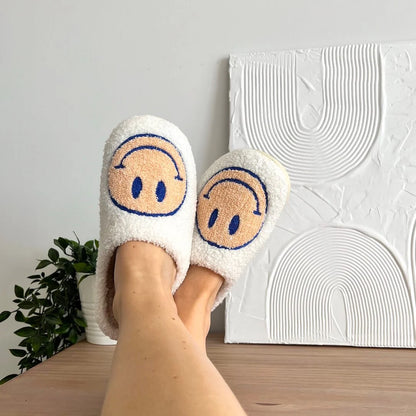 Pantuflas Carita Feliz - ¡Compra 1 Par y Llévate el 2do Par Gratis! + 1 par de Calcetines Gratis