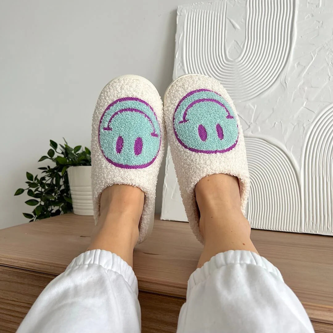 Pantuflas Carita Feliz - ¡Compra 1 Par y Llévate el 2do Par Gratis! + 1 par de Calcetines Gratis