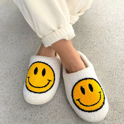 Pantuflas Carita Feliz - ¡Compra 1 Par y Llévate el 2do Par Gratis! + 1 par de Calcetines Gratis