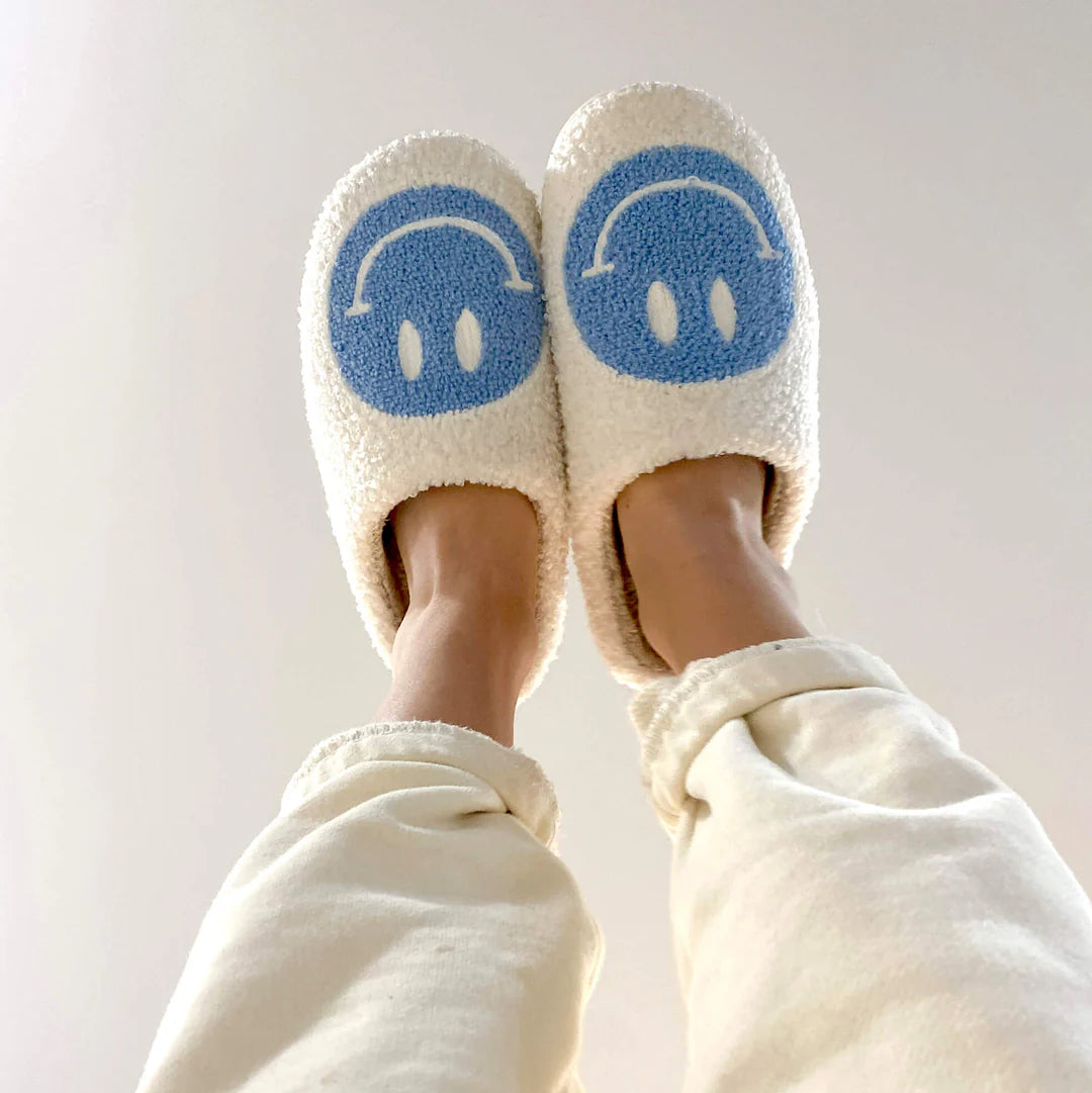 Pantuflas Carita Feliz - ¡Compra 1 Par y Llévate el 2do Par Gratis! + 1 par de Calcetines Gratis