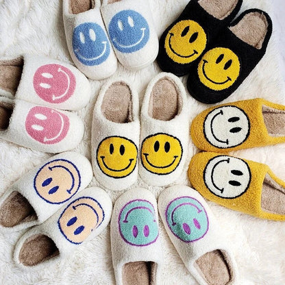 Pantuflas Carita Feliz - ¡Compra 1 Par y Llévate el 2do Par Gratis! + 1 par de Calcetines Gratis